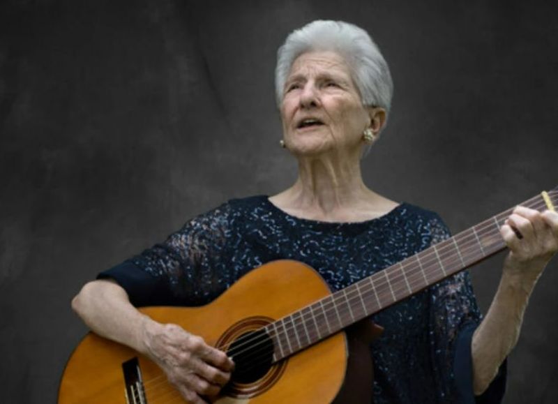 Ángela Álvarez, la cantautora de 94 años nominada a Mejor Nuevo Artista en los Latin Grammy