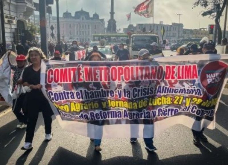 Gremios en Perú protestan frente al Congreso en paro nacional