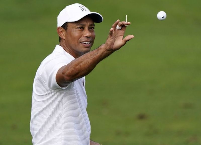 Tiger Woods sufrió un accidente automovilístico y permanece internado
