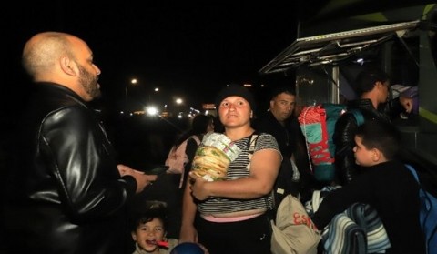 Avión con 115 migrantes varados entre Perú y Chile despega hacia Venezuela