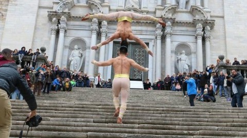 Acróbatas peruanos suben 99 escalones cabeza a cabeza y marcan un nuevo record Guinness en España