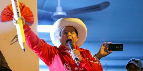 Castillo y el mercado, un duelo inmenso sin solución aparente