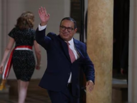 Cara de piedra: Alberto Otárola se presentó sonriente a la jura de Gabinete y felicitó la vuelta del sistema bicameral