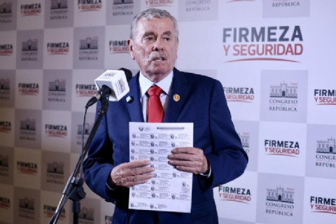 Piden excluir a Fernando Rospigliosi tras condena y agrava la polémica con ataques al Poder Judicial
