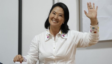 Keiko Fujimori toma una mínima ventaja en el escrutinio y queda más cerca de tomar el poder