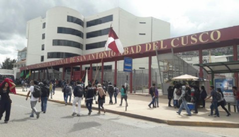 Cuzco: por el alza de pasajes, estudiantes retienen vehículos