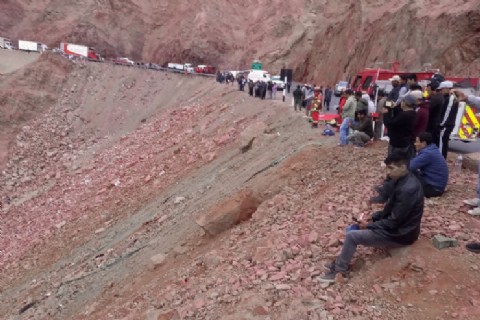 Trágico accidente en Arequipa: un bus cayó por un barranco tras impactar contra una camioneta y dejó a 37 muertos