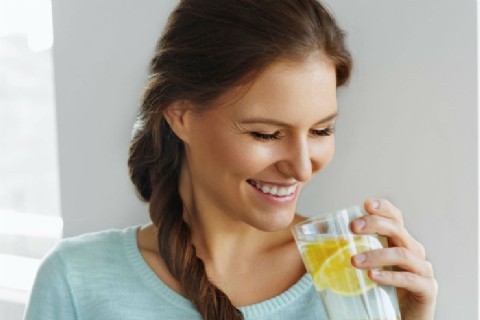 Beber agua con limón: ¿Mito o realidad?