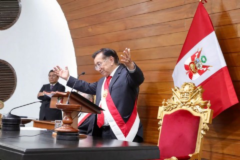 Balcázar asume atado a pactos parlamentarios y enfrenta el reto de sostener un Ejecutivo bajo sospecha de cuoteo