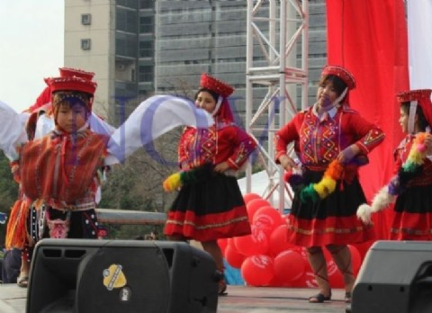 Residentes en Argentina organizan el "Perú Vive" para difundir la cultura, la comida, la música y las danzas del país