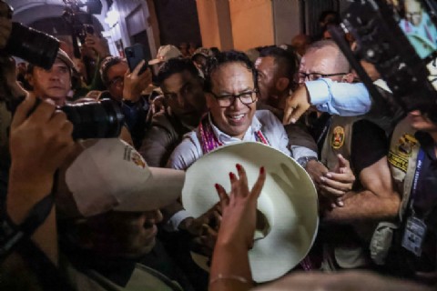 Roberto Sánchez celebra ventaja mínima frente a su oponente y ya se proyecta como ganador