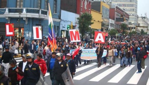 Maestros iniciaron una huelga indefinida en distintas regiones del país