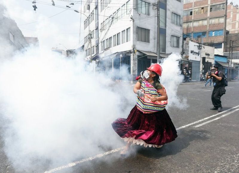 Violencia en las calles: la Policía reprimió una protesta contra Boluarte lanzando gas lacrimógeno