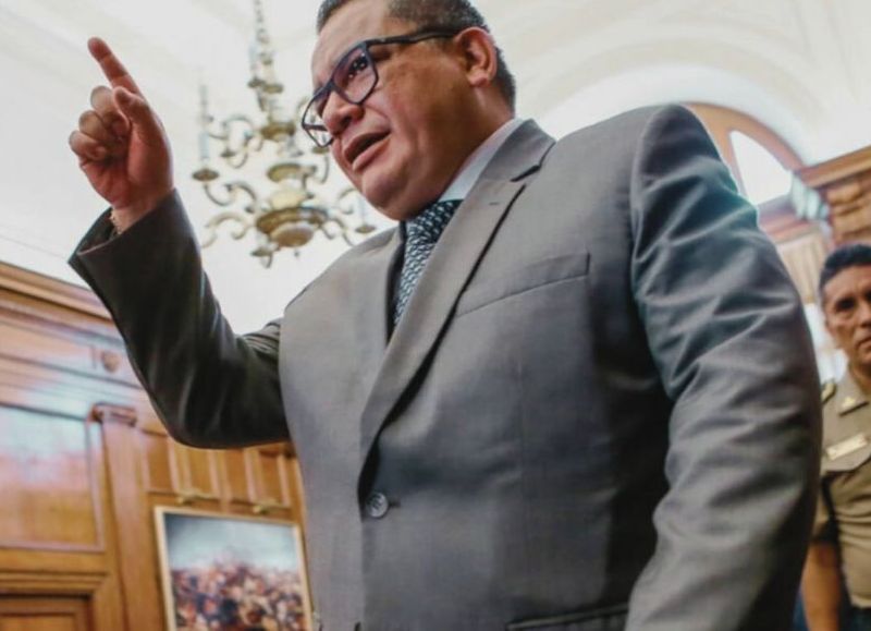 Santiváñez eclipsa a Boluarte: el 60 por ciento cree que el ministro maneja la Presidencia