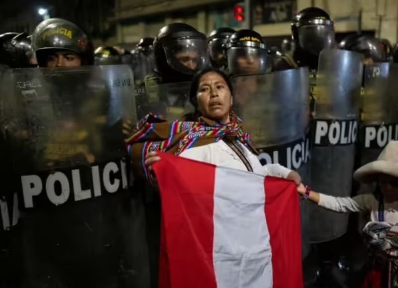 VIDEO | La represión en las protestas contra Dina Boluarte y sus políticas dejó a 30 heridos, incluyendo mujeres y niños