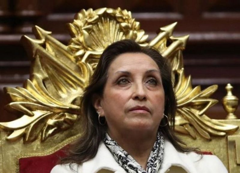 Dina Boluarte evade críticas por corrupción y se victimiza diciendo que la persiguen por ser mujer