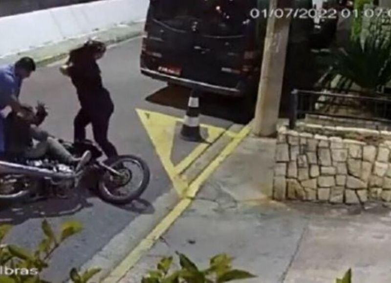 Brasil: una pareja le dio una paliza a un ladrón que intentó robarles