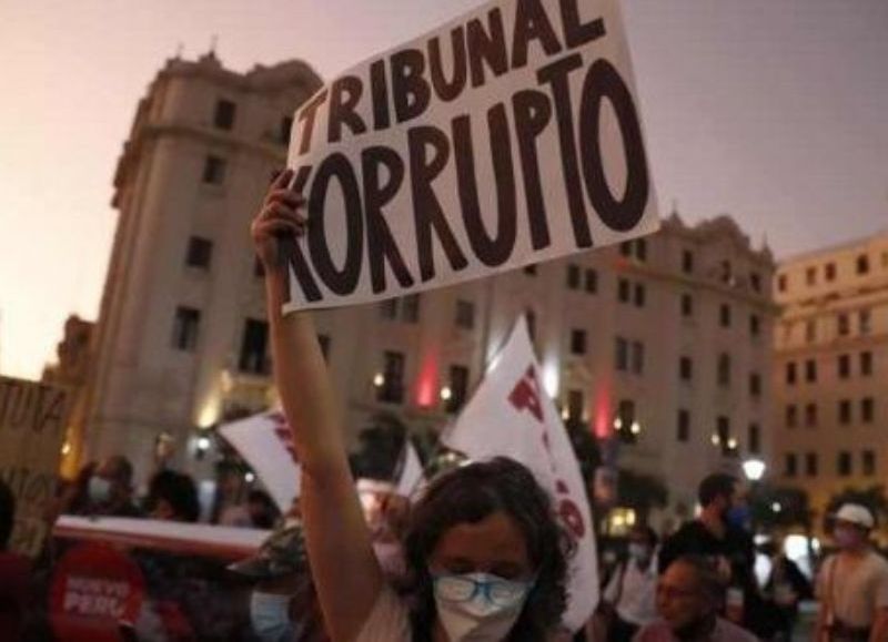 Peruanos protestan ante decisión de liberar al ex presidente Fujimori