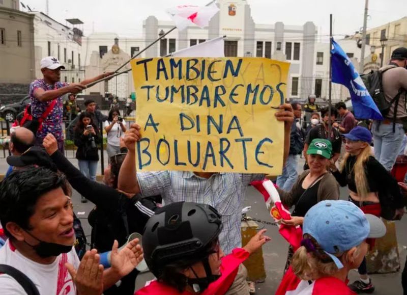 Tras las protestas, cae el apoyo de la ciudadanía a Boluarte para sancionar la nueva Constitución
