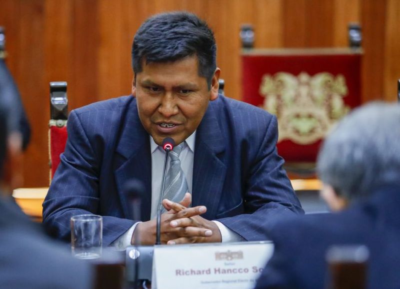 El gobernador de Puno arremetió contra Boluarte y la calificó como una "minidictadora"