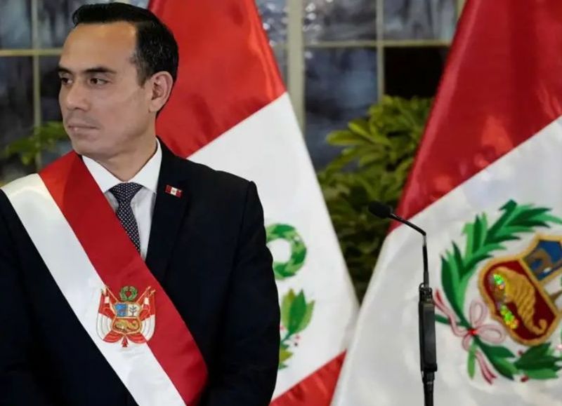 VIDEO | Otra vez pensando con la cabeza de abajo: quién es la mujer que acompañó a Jerí a la reunión secreta