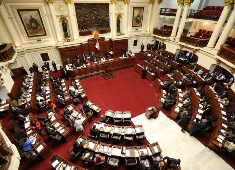 El Congreso destituyó al ministro de Salud, Hernán Condori