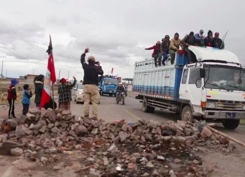 VIDEO | Pobladores de Puno mantienen bloqueos y exigen la renuncia de Boluarte